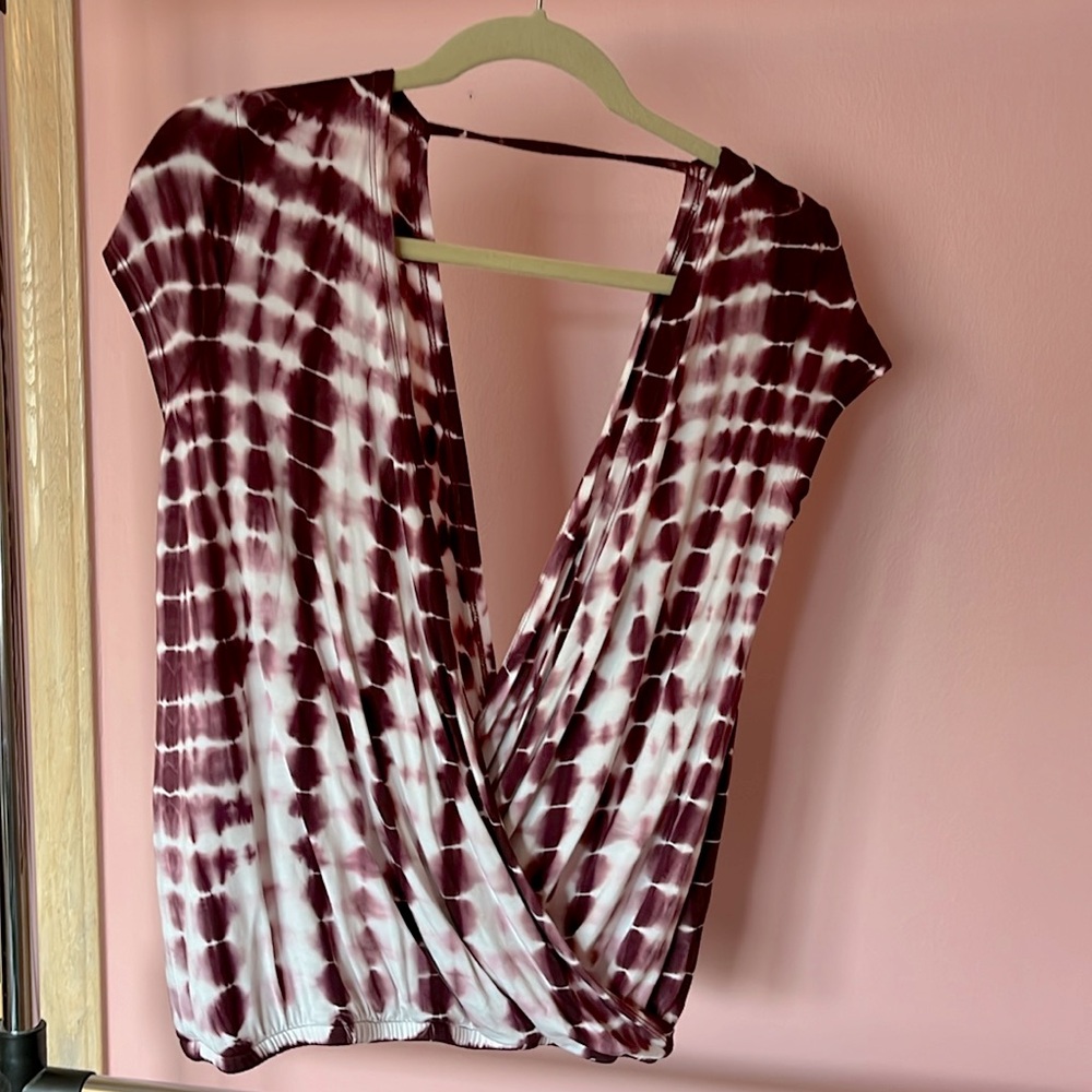 Chaser burgundy and white crossover top sz S 👀